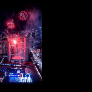 Cover von "seeing.toronto" - schwarz, auf der linken Seite eine Nachtaufnahme von Toronto City Hall mit Toronto Zeichen und darüber Feuerwerk.